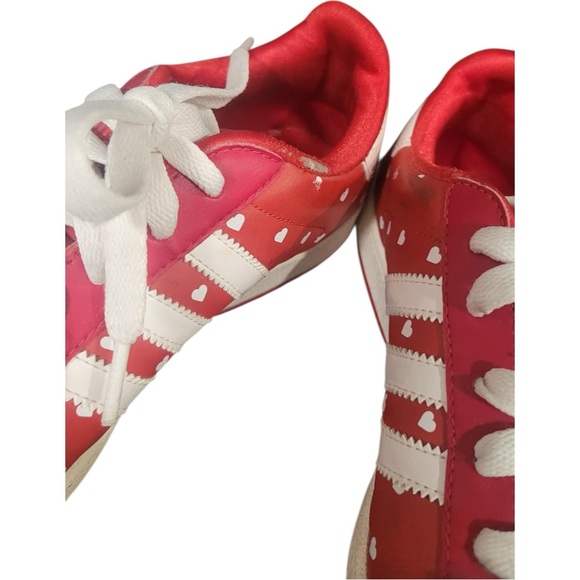 ❤️✨ Adidas Superstar Sneakers – Red & White Heart Print – Youth Size 5.5 US ✨ ❤️ - Picture 6 of 8